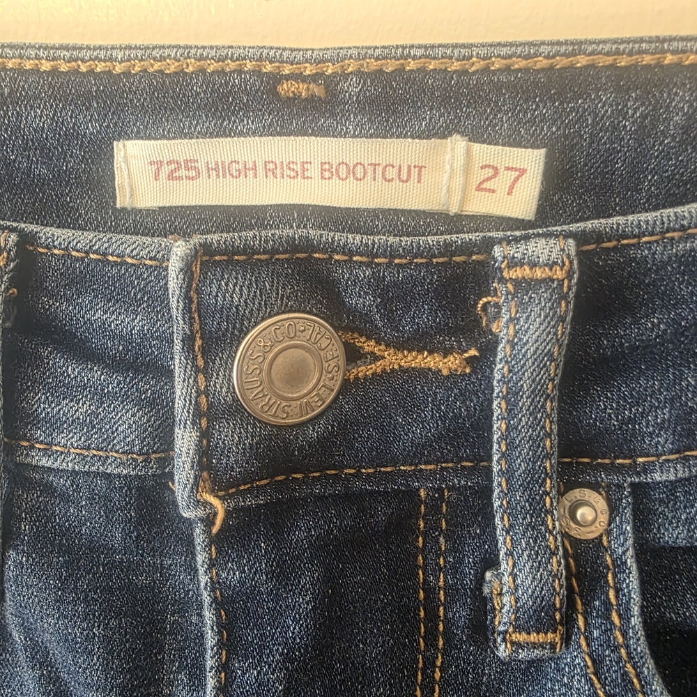 Levi's 725 Highrise Bootcut Jeans - Picture 4 of 8